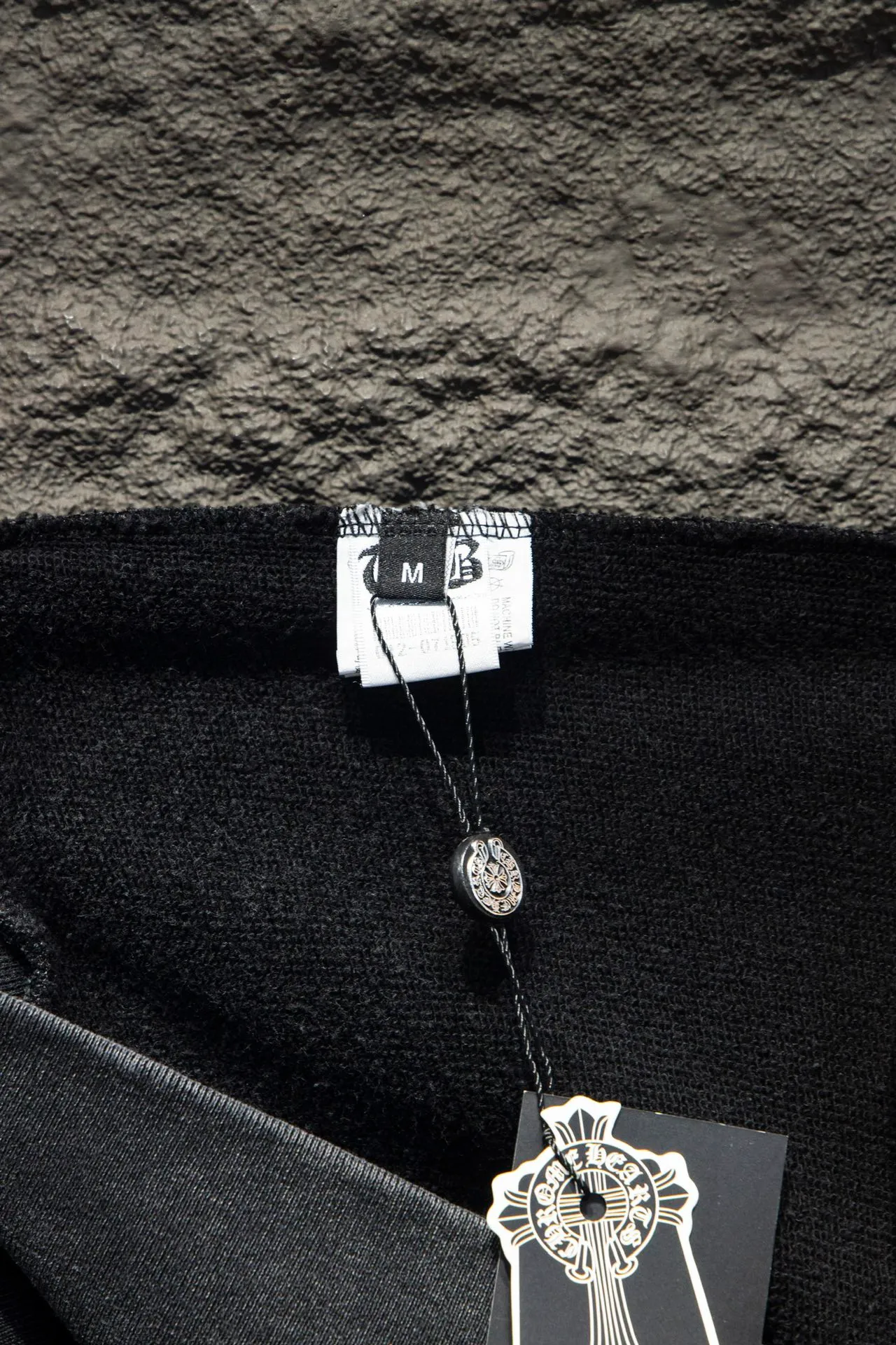 P260 🆕Chrome Hearts Home 420 grams, different from the market, texture is incomprehensible, os version is really charming, Chrome Home is also really unique, every new season's new product version is to the extreme, very practical, can be worn casually, nice✔️ - ⚠️100% cotton, using custom-dyed terry cotton sweatshirt surface, 420g double yarn, comfortable feel Made from imported knitting needle carded cotton, the thickness is moderate, drapey and contoured, making the upper body comfortable! ! It is very tolerant to fat body types and can instantly lose five pounds after wearing it!  Front panel #Back panel hardware elements# The English letters are arranged artistically. Imported Tajima high-density heavy-duty embroidery technology. The fonts are three-dimensional and full. The body is treated with washed and distressed elements, which greatly increases the interest of the clothing; unique visual effects.  Hem Loose closing Double-layer fabric Good closing effect Exquisite hemming Color: washed black, apricot Size: S-M-L-XL
